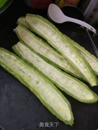 苦瓜炒鸡蛋的做法步骤：1