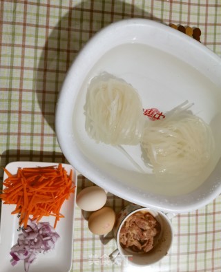 家常炒河粉的做法步骤：1