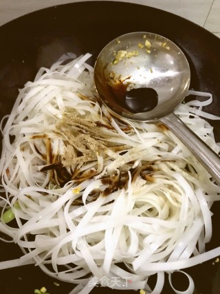 家常炒河粉的做法步骤：5
