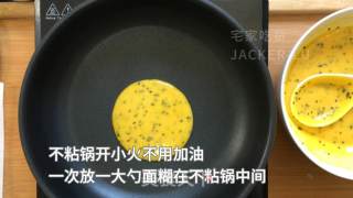 香软可口芝麻蛋卷，有颜值又有营养，食材步骤都简单，10分钟搞定早餐。的做法步骤：5