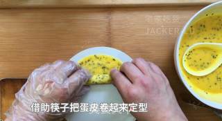 香软可口芝麻蛋卷，有颜值又有营养，食材步骤都简单，10分钟搞定早餐。的做法步骤：9