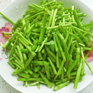 黎蒿炒香肠的做法步骤：2