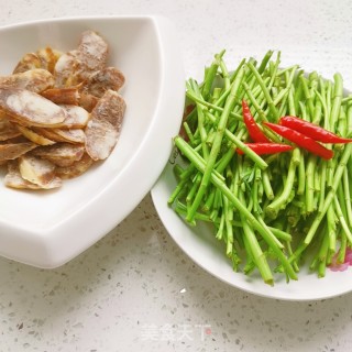 黎蒿炒香肠的做法步骤：3