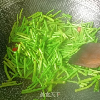 黎蒿炒香肠的做法步骤：5