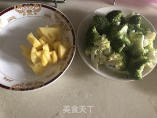 菠萝清炒西兰花的做法步骤：1