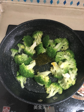 菠萝清炒西兰花的做法步骤：2