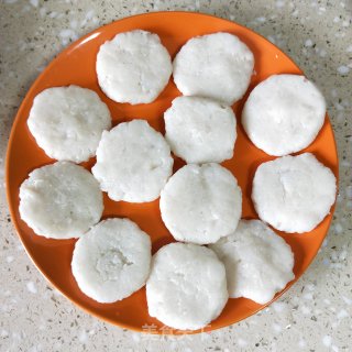 酱汁墨鱼饼的做法步骤：1