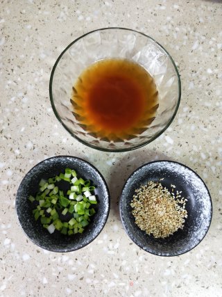 酱汁墨鱼饼的做法步骤：2