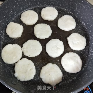 酱汁墨鱼饼的做法步骤：3