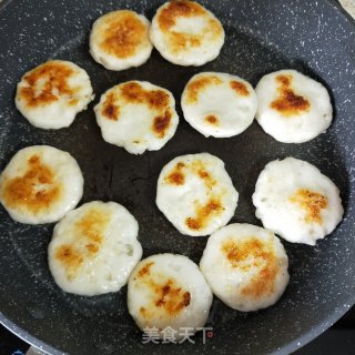 酱汁墨鱼饼的做法步骤：4