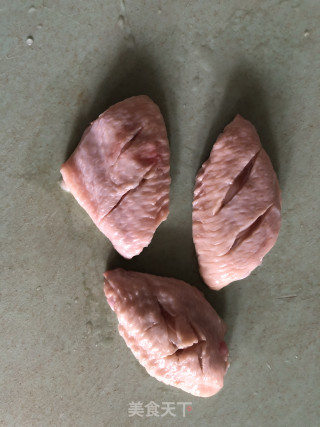 香酥红酒鸡中翅的做法步骤：1