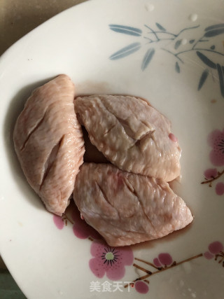 香酥红酒鸡中翅的做法步骤：2