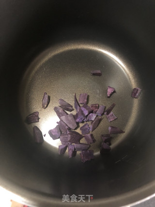 紫薯银耳百合羹的做法步骤：1