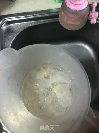 紫薯银耳百合羹的做法步骤：2