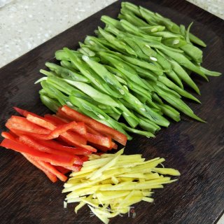 牛肉丝炒四季豆的做法步骤：2