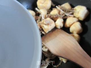 笋干菜烧油豆腐的做法步骤：3