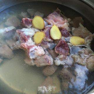 番茄牛肉炖红萝卜的做法步骤：3
