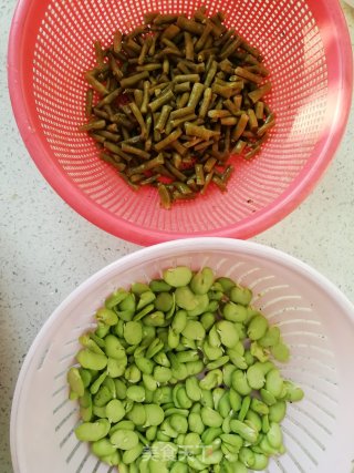 酸豇豆炒蚕豆的做法步骤：1