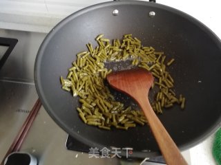 酸豇豆炒蚕豆的做法步骤：3
