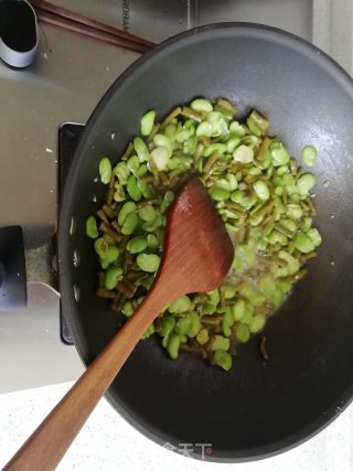酸豇豆炒蚕豆的做法步骤：4