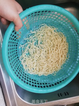 三鲜炒面的做法步骤：2