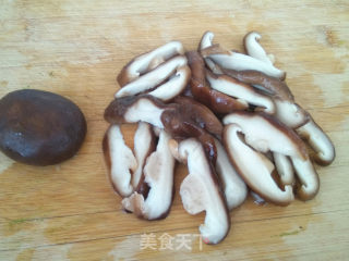 菠菜茎炒香菇的做法步骤：4