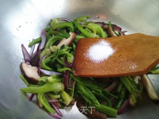 菠菜茎炒香菇的做法步骤：9
