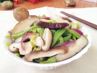 菠菜茎炒香菇的做法步骤：10