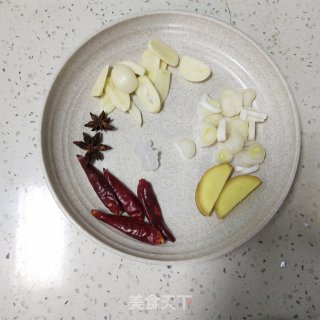 土豆炖牛腩的做法步骤：2