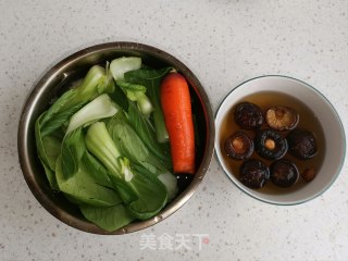 香菇烧油菜的做法步骤：1