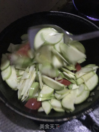 西红柿炒西葫芦的做法步骤：2