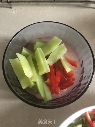虾尾鸡油煎蛋面（边角料做大餐）的做法步骤：1