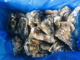 蒜蓉辣酱蒸生蚝的做法步骤：1