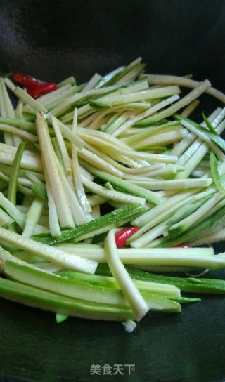 炒西葫芦丝的做法步骤：3