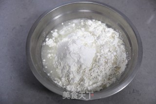 春笋韭菜素三鲜包子的做法步骤：1