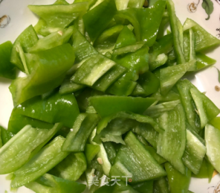 青椒炒肉的做法步骤：1