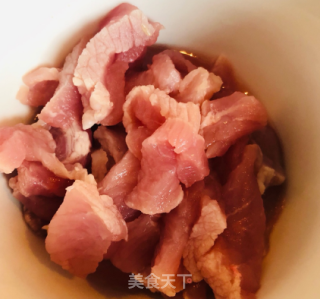 青椒炒肉的做法步骤：2