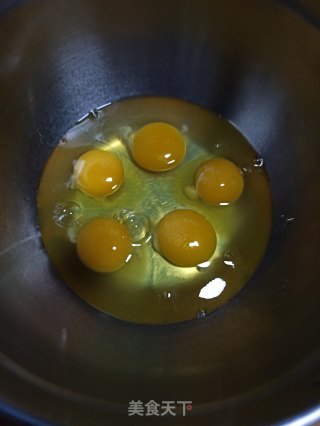 摩卡咸奶油蛋糕卷的做法步骤：1