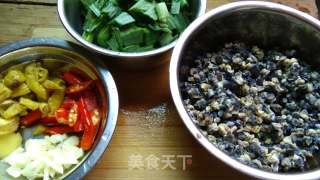 泡椒炒田螺肉的做法步骤：2