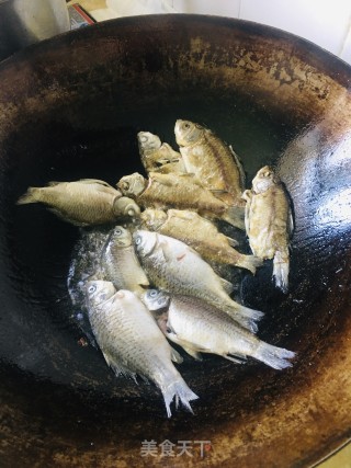 煸鲫鱼的做法步骤：1