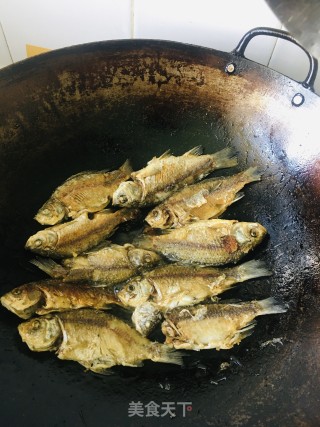 煸鲫鱼的做法步骤：3