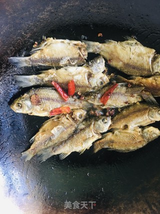 煸鲫鱼的做法步骤：4