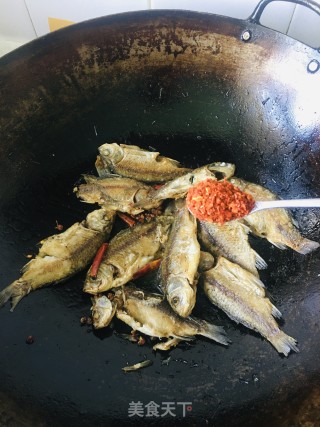 煸鲫鱼的做法步骤：5