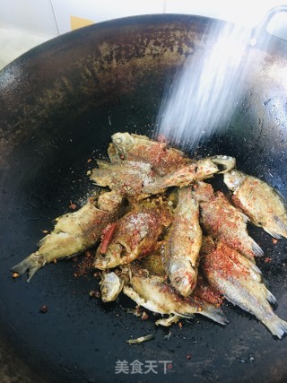 煸鲫鱼的做法步骤：8