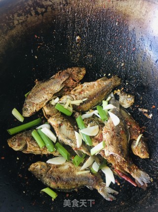 煸鲫鱼的做法步骤：9