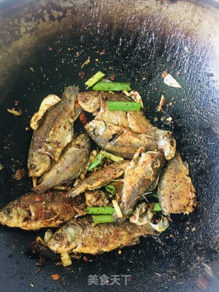 煸鲫鱼的做法步骤：10