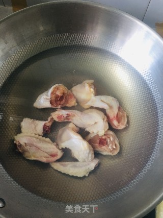 玉米胡萝卜鸡肉砂锅蒸汤的做法步骤：1