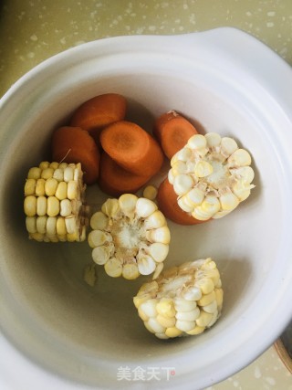 玉米胡萝卜鸡肉砂锅蒸汤的做法步骤：2