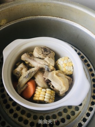 玉米胡萝卜鸡肉砂锅蒸汤的做法步骤：3