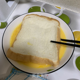 鸡蛋煎黄金吐司的做法步骤：2